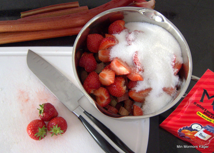 Jordbær og rabarber klar til kogning