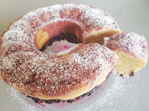 Glutenfri hvid chokoladekage med solbær og mandler
