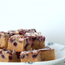 Glutenfri hvid chokoladekage med appelsin og solbær